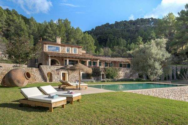 Natursteinfinca mit weitläufigem Grundstück und traumhaftem Poolbereich