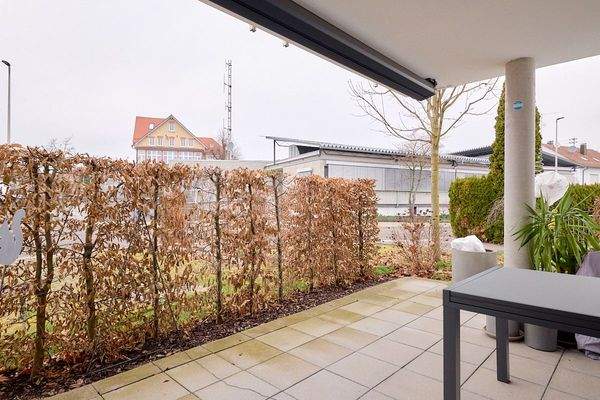 Terrasse und Grünanlage 