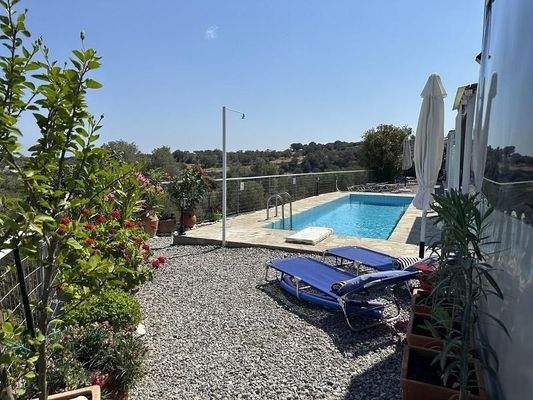 Kreta, Agia Triada: Charmantes Apartment mit Gemeinschaftspool und Meerblick zu verkaufen