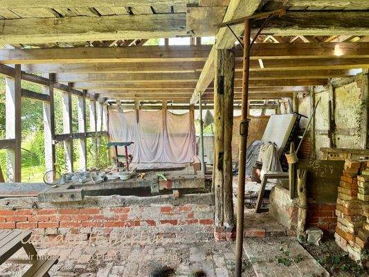 Offenraum im Erdgeschoss des Stalls mit Fachwerkwa