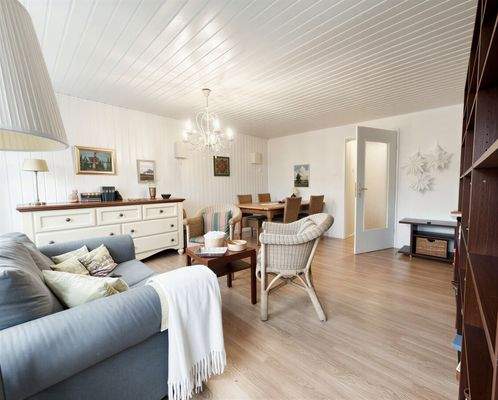 geräumiges Wohnzimmer