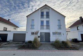 Hauseingangsseite / Straßenansicht