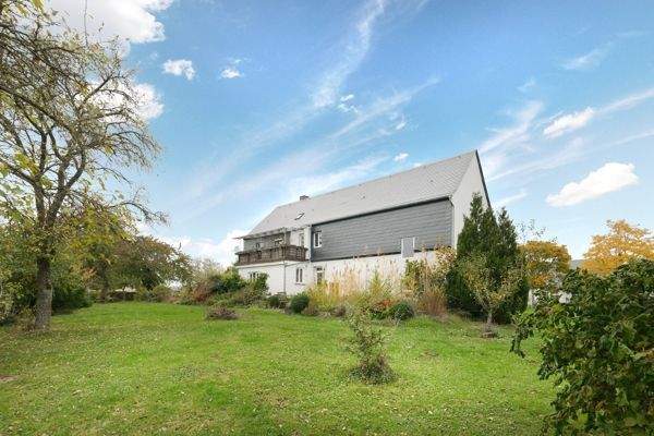 Rückansicht und Grundstück