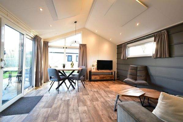 chalet-kaufen-europarcs-kaatsheuvel-wohnzimmer-essbereich-2025