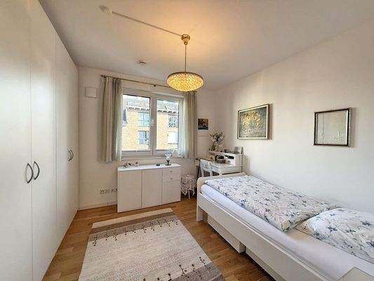 Zimmer 2 mit Einbauschrank Bild 1