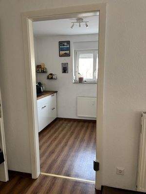 Küche mit hellbraunem Vinylboden, weißen tapezierten Wänden.jpg