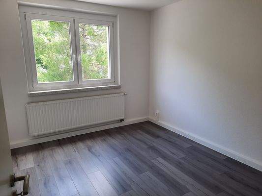 Leeres Zimmer mit Fenster