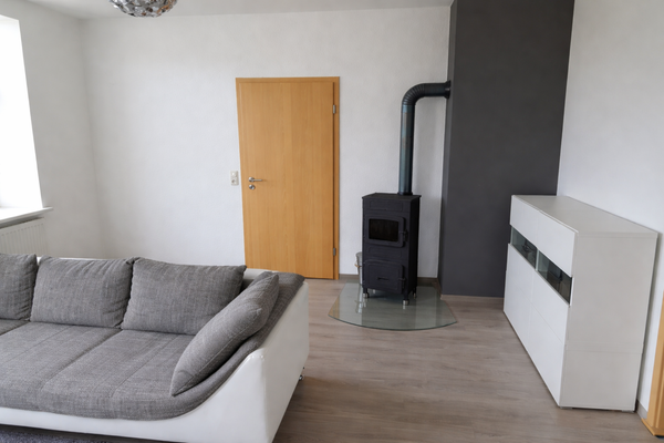 Kamin im Wohnzimmer Erdgeschoss - KI-optimiert