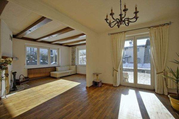 das großzügige Wohnzimmer