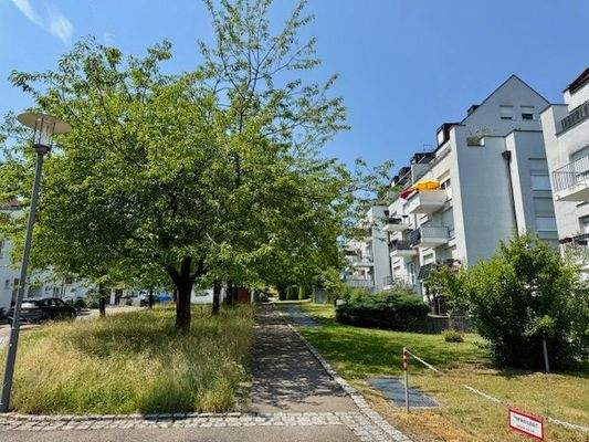 Anliegerstraße hinter dem Gebäude