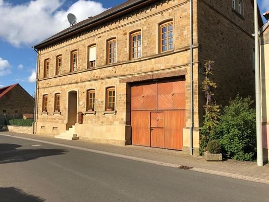 Haus - Front mit Tor zum Innenhof