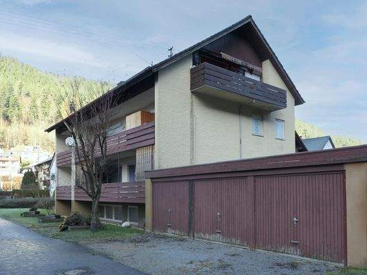 Hausansicht mit 3 Garagen