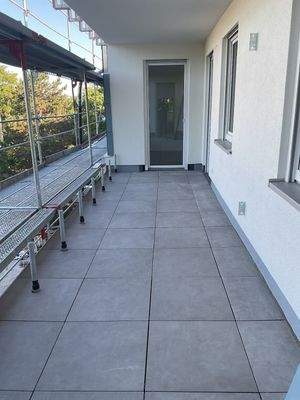 Loggia (Trennwand und Geländer werden noch installiert - Beispiel)