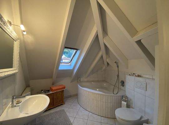 Badezimmer mit Eckbadewanne