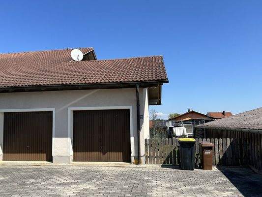 Garagen und Zufahrt
