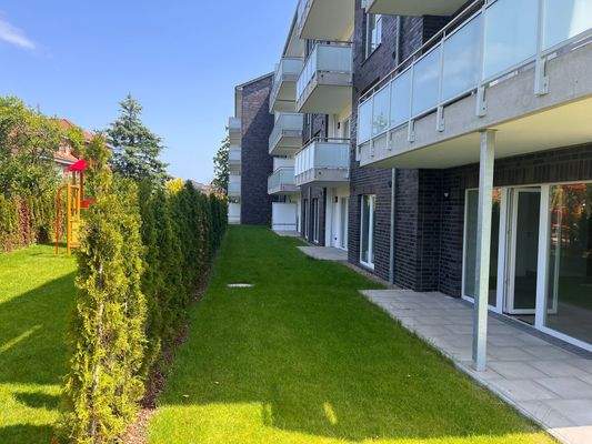 Moderner Spielplatz im Garten