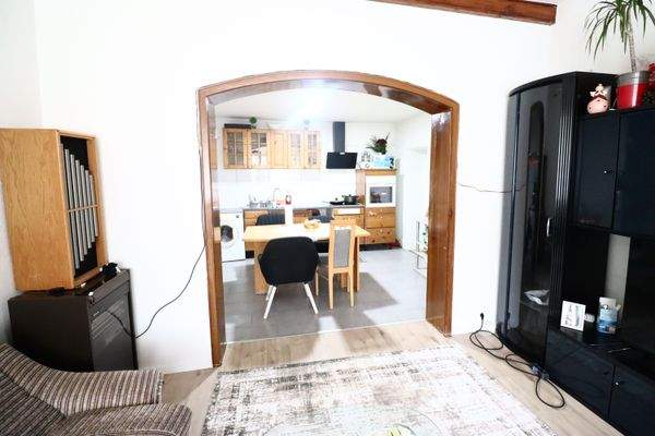 Wohnzimmer mit Durchgang zur Küche