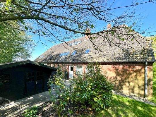 Westansicht mit Gartenhaus