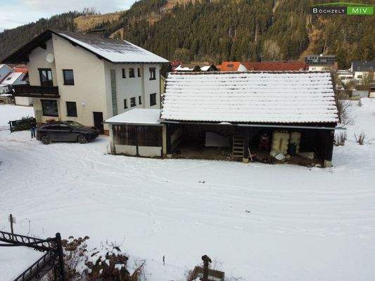 Drohnenansicht Wohnhaus und Garage samt Carport