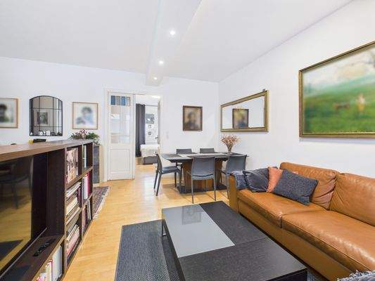 Wohn-Esszimmer mit offener Küche