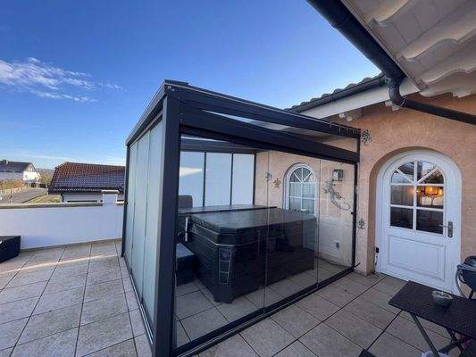 Glaspavillon über Whirlpool