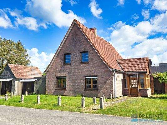 Straßenansicht mit Eingangsbereich