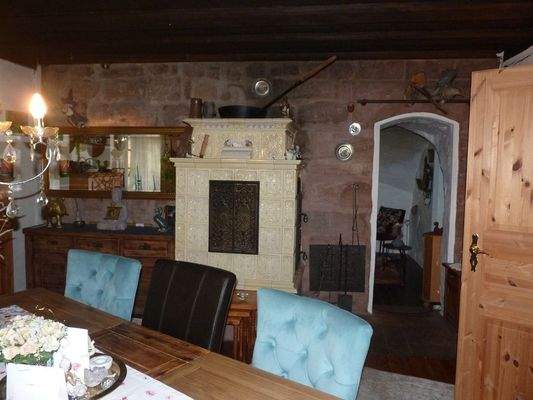 Esszimmer_mit_Kachelofen