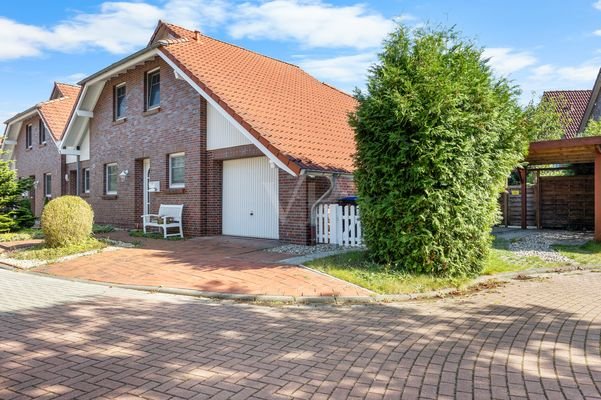 Blick auf die Immobilie mit Carport und Garage