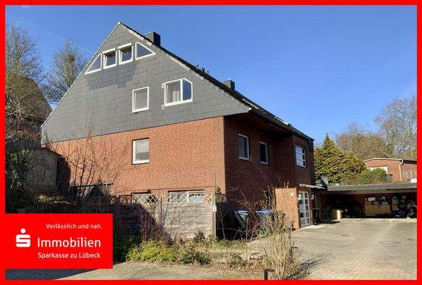 Hausansicht mit Carportanlage