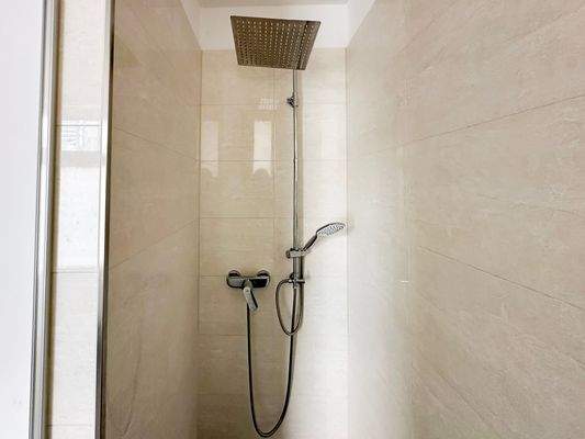 Geräumige Dusche