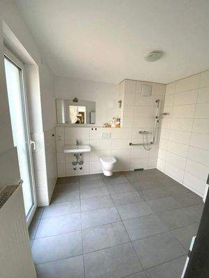 großes Bad mit bodengleicher Dusche.jpg