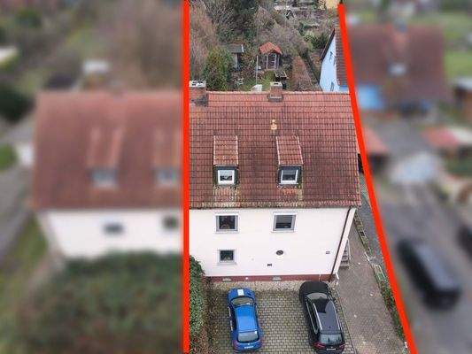 Straßenansicht mit Stellplätzen