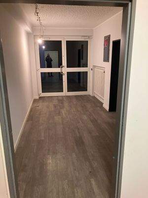 Büroflur mit Glastür