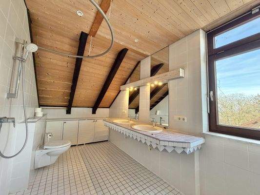 Badezimmer im Dachgeschoss