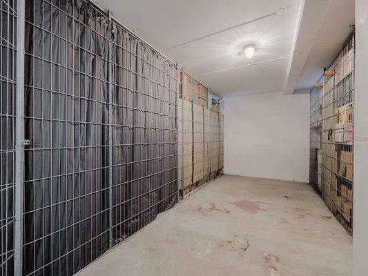 Geräumiger Kellerabteil mit Stromanschluss