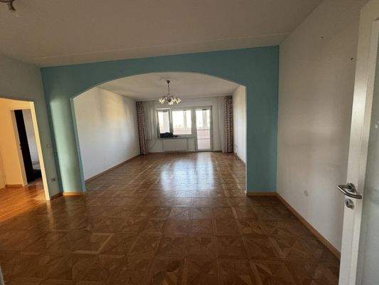 riesiges Wohnzimmer bereits geräumt