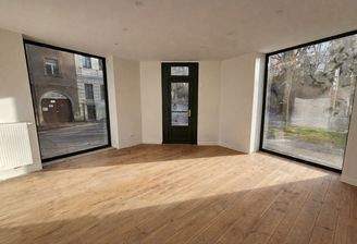 Hauptraum mit 2 Schaufenstern