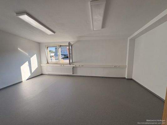 ZUSÄTZL. MÖGLICH: Halle 2 / Büro