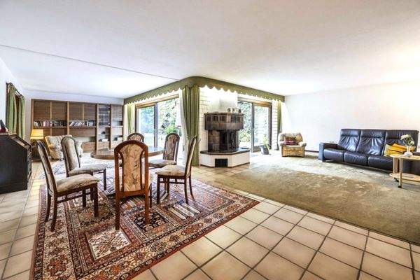 Essbereich und Wohnen mit Kamin