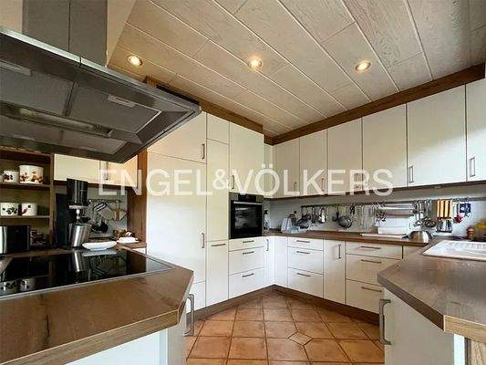 Küche im Anbau mit Kochinsel