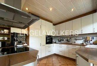 Küche im Anbau mit Kochinsel