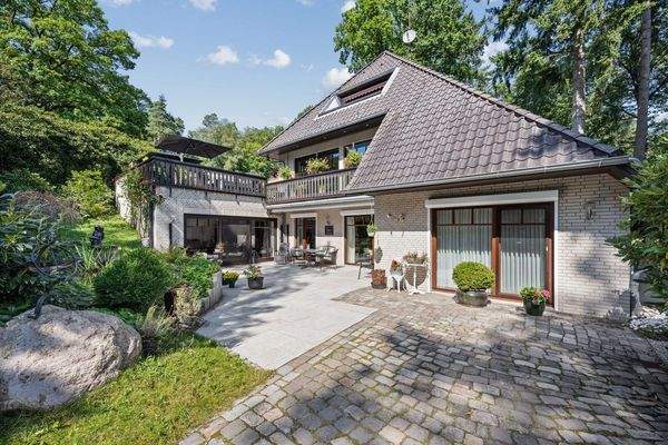 großzügige Terrasse der ELW im Untergeschoss