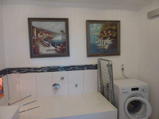 Die Waschmaschine im Bad DG