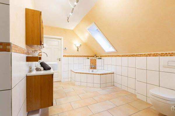 Hochwertig ausgestattetes Badezimmer