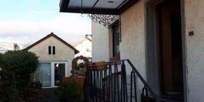 Linke Hälfte Hofzufahrt