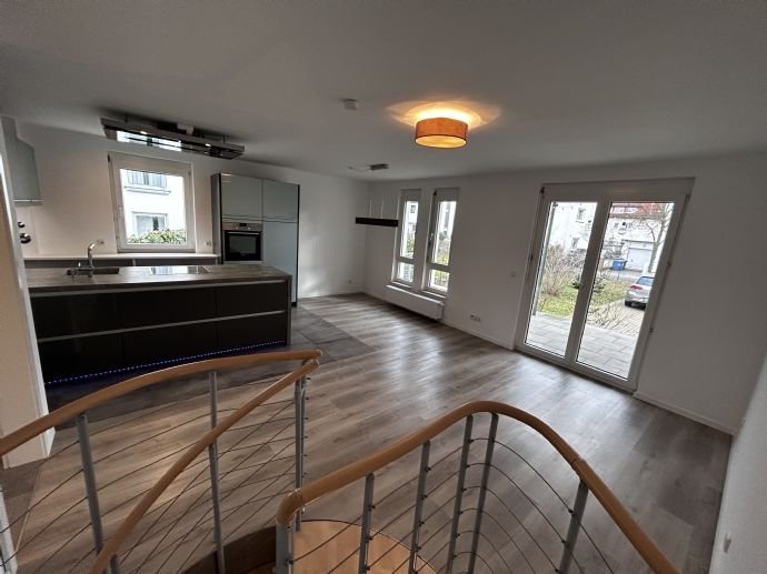 Renovierte Wohnung mit drei Zimmern sowie Terrasse und EBK in Griesheim