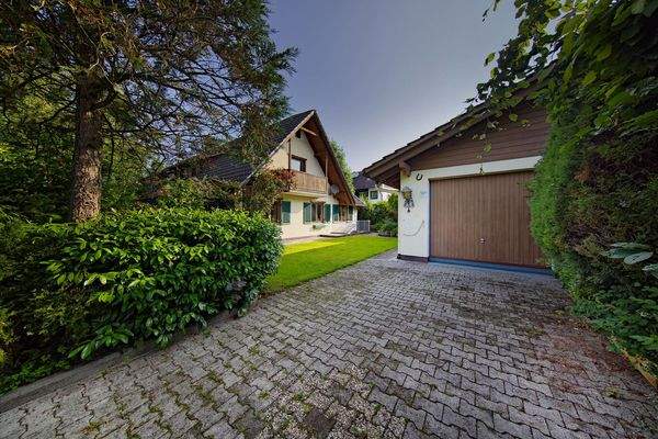 Hauseinfahrt und Garage