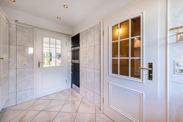 EG: Zugang von der Küche zum Flur