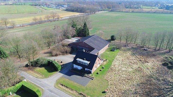 Ehemalige Hofstelle mit Wirtschaftsgebäude