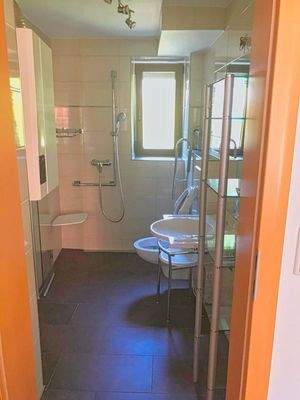 EG: Behindertengerechtes Bad (Zweizimmerwhg)